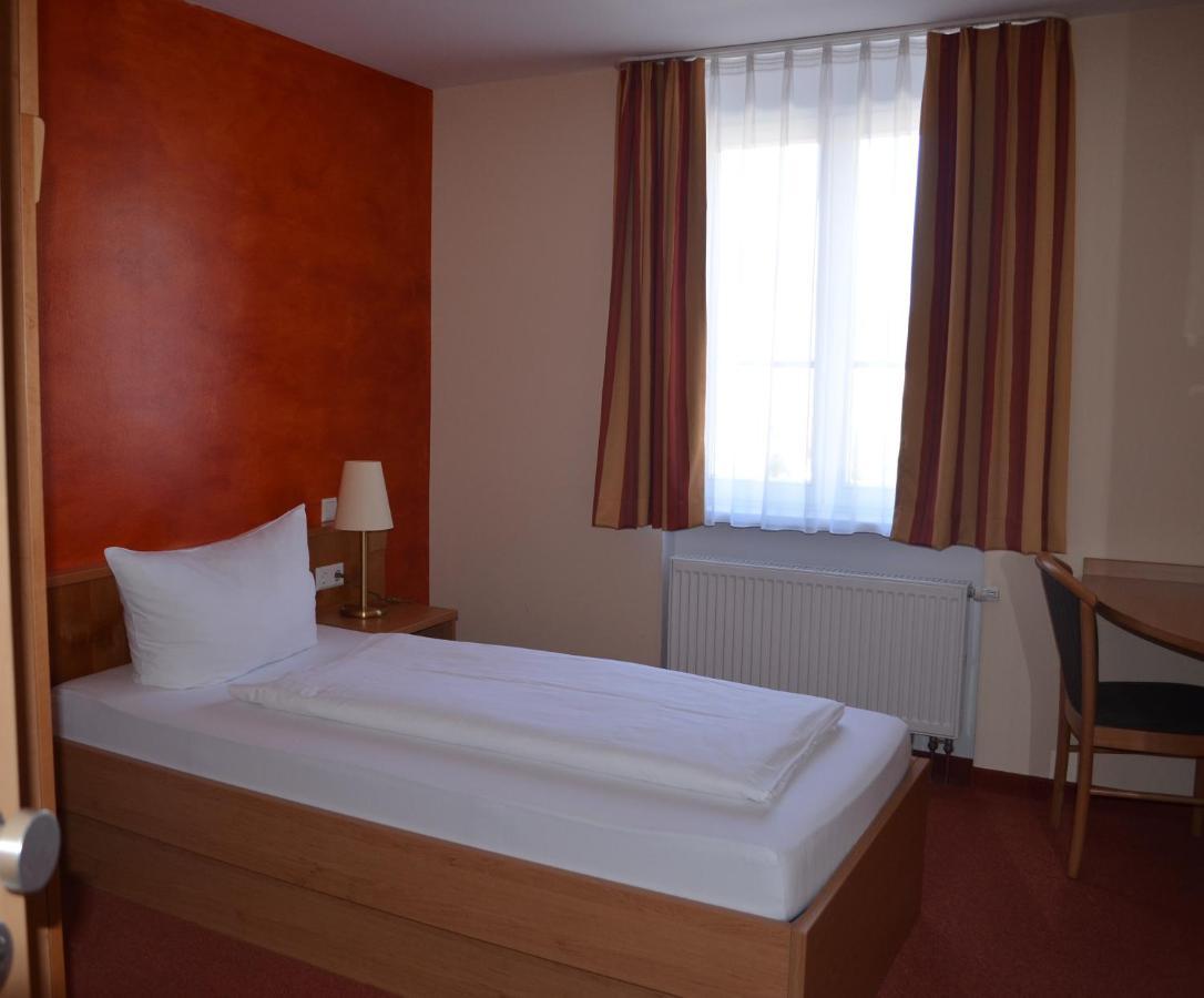 Hotel Zum Goldenen Mann Раштатт Экстерьер фото